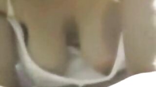 Svjetlokosa vitka kurva sa slatkim sisama strasno drka dugu kobasicu svog crnog žednog muškarca. Pogledajte taj vrući međurasni seks u porno videu Dog Fart Network!