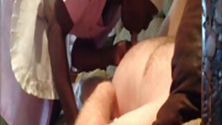 Dugonoga slatkica s kosom gavranom odmara se u blizini zida na otvorenom i jebe prstima svoju pulsirajuću macu uz posebnu poslasticu. Pogledajte taj sparni solo u 21 Sextury porno videu!
