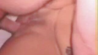 Lezbejski način vođenja ljubavi u potpunosti je prikazan u ovom videu muškarca. Malena Morgan ostaje na sve četiri dok druga drolja kučka prstima i jede svoju bradatu školjku s leđa.