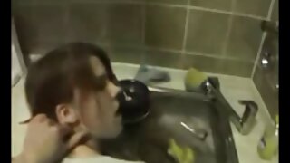 Dugonoga beba skida gaćice i pokušava smiriti bijesnu pičku. Ona prstima dodiruje klitoris, a zatim prstom jebe macu polako do sretnog kraja u solo seks videu.