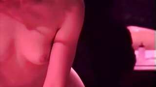 Duga i svijetla kosa prljava seksualna lutka sa seksi tijelom uživa u preslikavanju njezine mačkice koja svrbi na kameru. Pogledajte taj sparni solo u 21 Sextury porno videu!